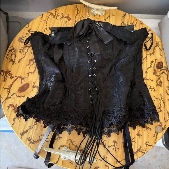 NWT Fredericks Of Hollywood Black Lace Corset with Ribbon Detail size 38 - Picture 1 of 8